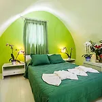 Nautilus Dome 3* Fira (Santorini)
